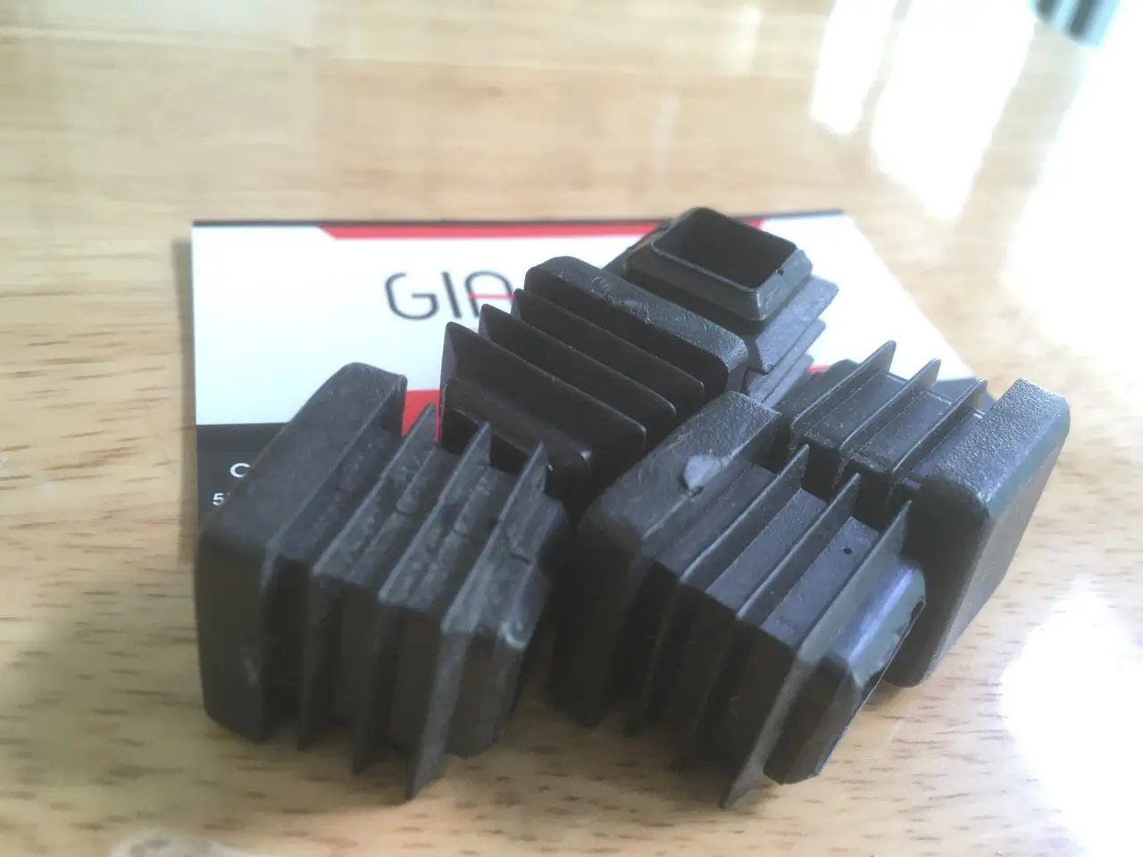 Bịt nhựa đầu sắt/ inox hộp 20×20 SGH-986 3 Bịt nhựa đầu sắt/ inox hộp 20×20 SGH-986