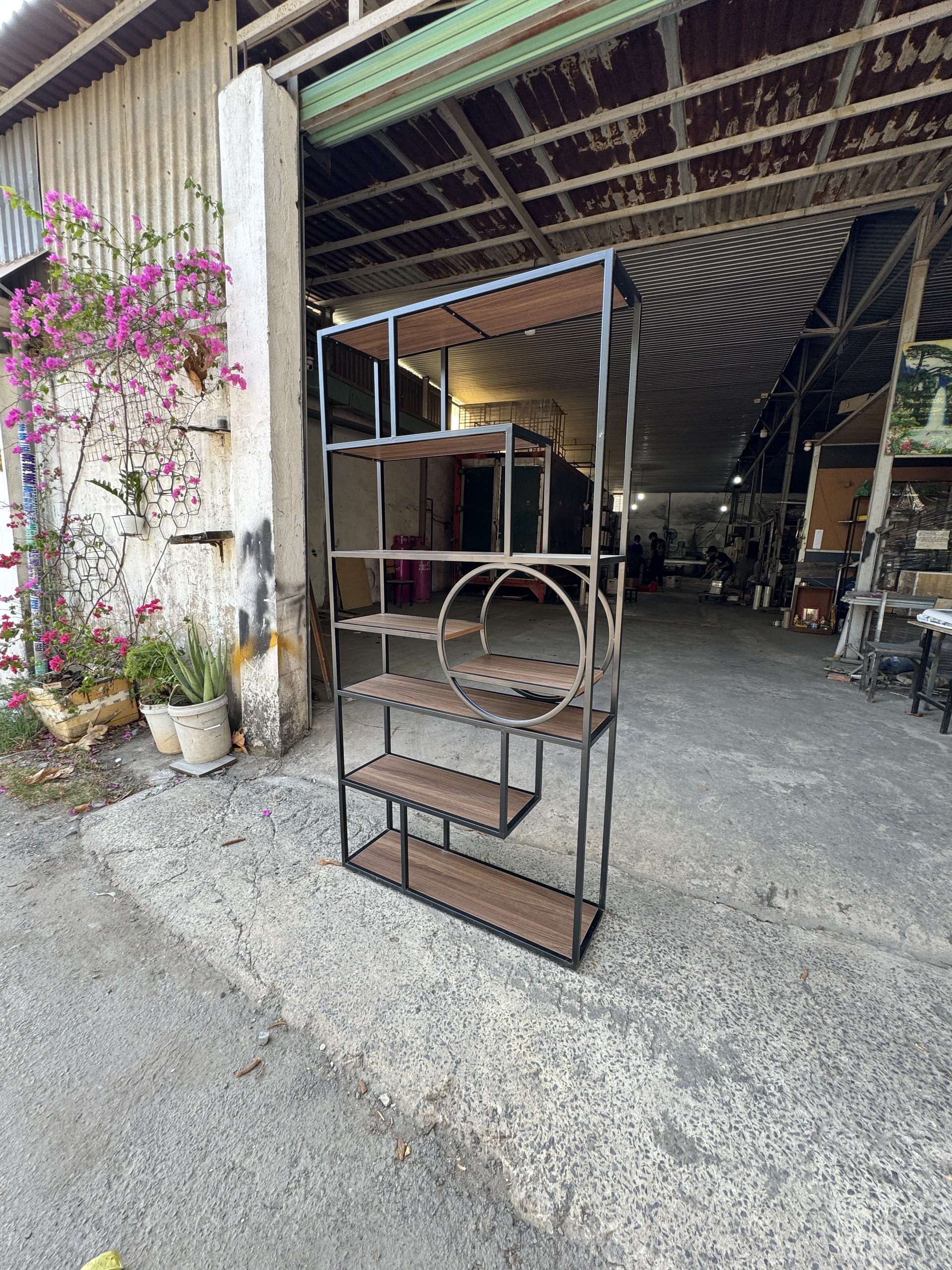 Kệ trang trí khung sắt mặt gỗ GHS-10606 6 Kệ trang trí khung sắt mặt gỗ GHS-10606 - Ảnh 4