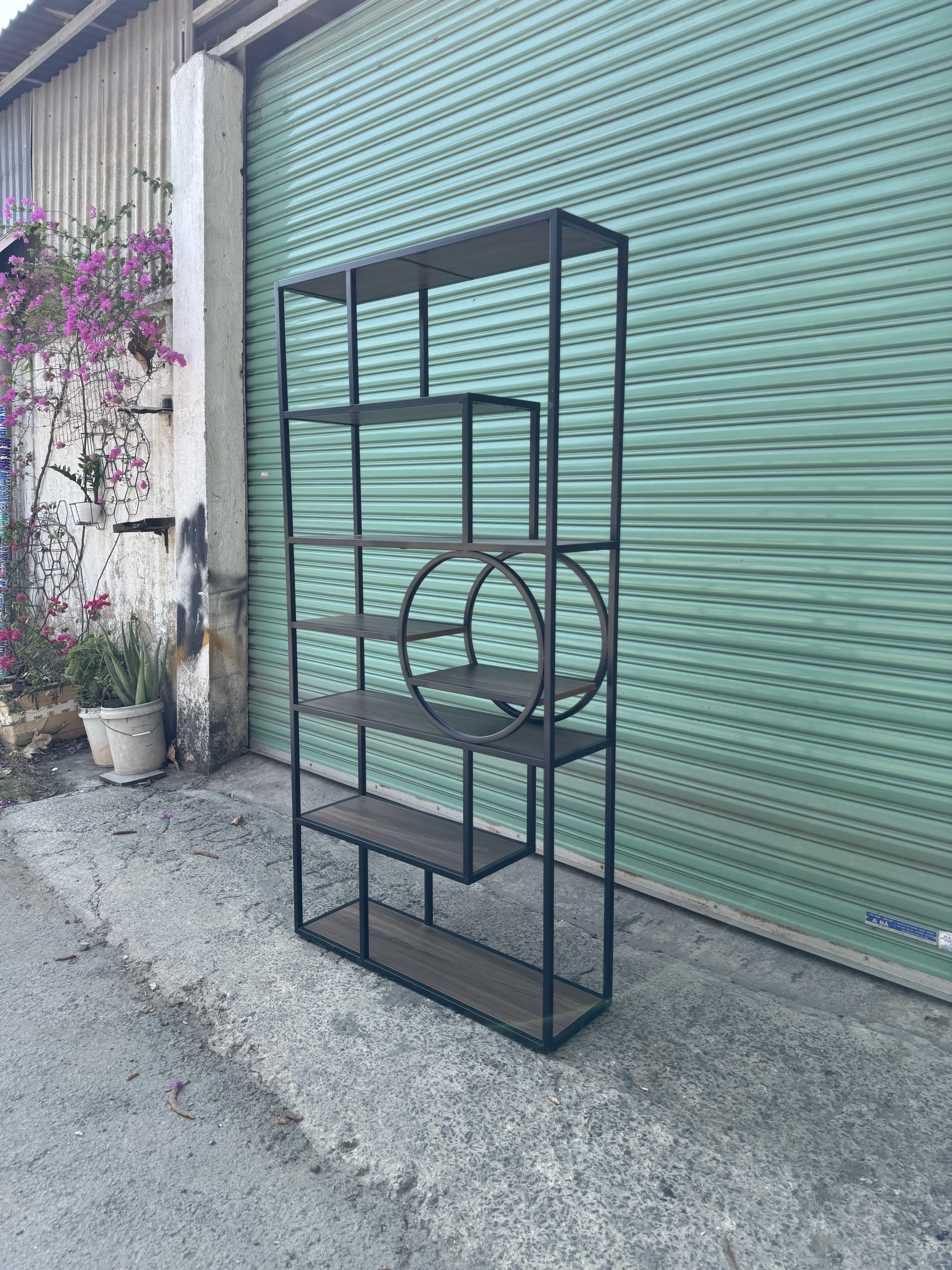 Kệ trang trí khung sắt mặt gỗ GHS-10606 4 Kệ trang trí khung sắt mặt gỗ GHS-10606 - Ảnh 2