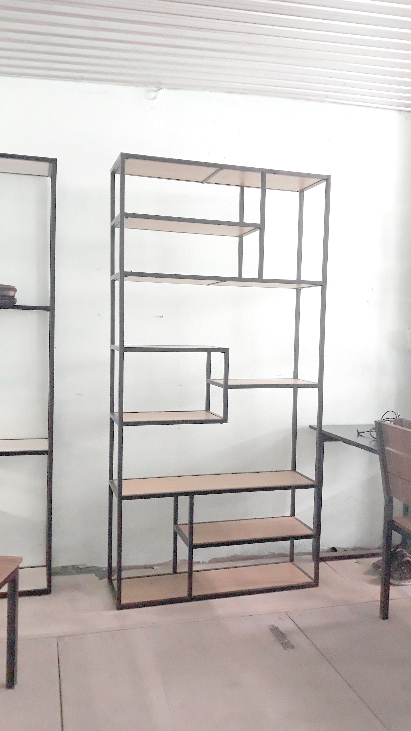 Kệ trang trí khung chân sắt mặt gỗ SGH-1719 6 Kệ trang trí khung chân sắt mặt gỗ SGH-1719 - Ảnh 4