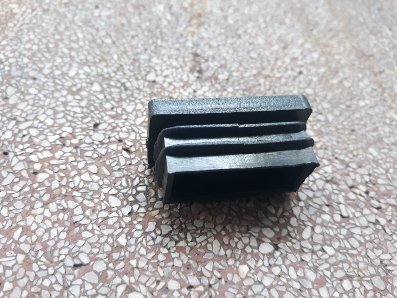 Bịt nhựa chữ nhật 20×40 có lỗ màu đen SGH-1956 4 Bịt nhựa chữ nhật 20×40 có lỗ màu đen SGH-1956 - Ảnh 2