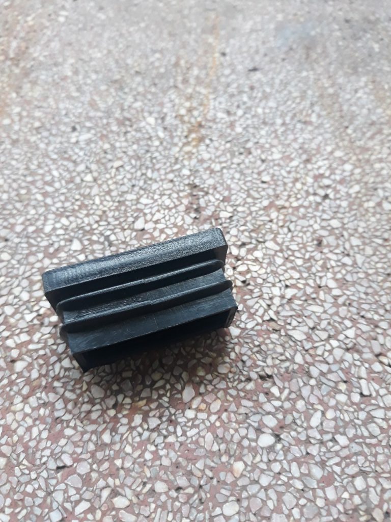 Bịt nhựa chữ nhật 20×40 có lỗ màu đen SGH-1956 6 Bịt nhựa chữ nhật 20×40 có lỗ màu đen SGH-1956 - Ảnh 4