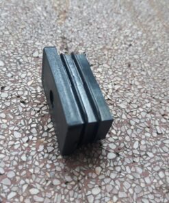 Bịt nhựa chữ nhật 20×40 có lỗ màu đen SGH-1956