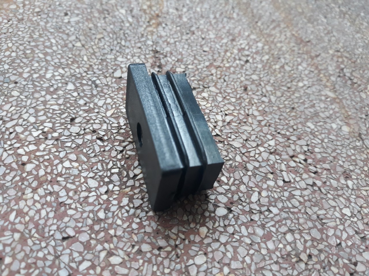 Bịt nhựa chữ nhật 20×40 có lỗ màu đen SGH-1956 3 Bịt nhựa chữ nhật 20×40 có lỗ màu đen SGH-1956