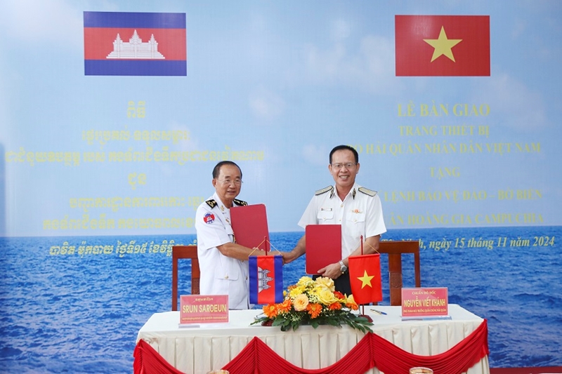 Hải quân nhân dân Việt Nam tặng trang thiết bị cho Hải quân Hoàng gia Campuchia 9 Hải quân nhân dân Việt Nam tặng trang thiết bị cho Hải quân Hoàng gia Campuchia
